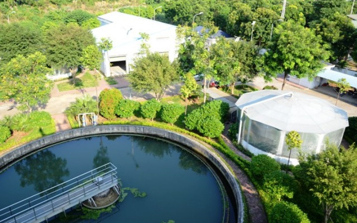 Nhà máy xử lý nước thải thành phố Lào Cai, được xây dựng từ nguồn vốn ODA, có công suất xử lý 4.300 m3 nước thải/ngày đêm.