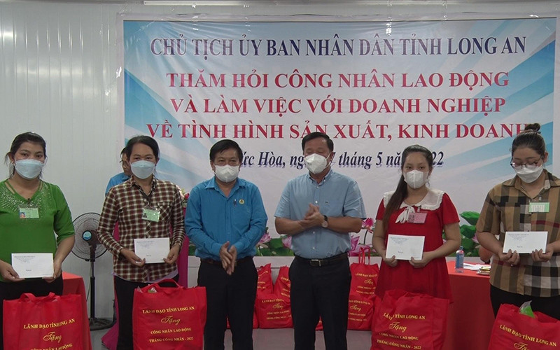 Lãnh đạo tỉnh Long An tặng quà cho công nhân Công ty trách nhiệm hữu hạn một thành viên Ever Accurate có hoàn cảnh khó khăn.