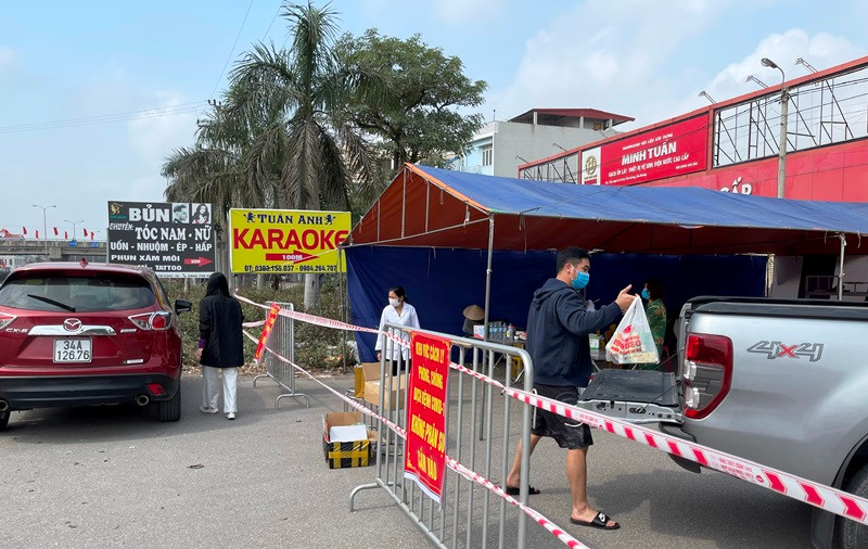  Chi viện nhu yếu phẩm thiết yếu tới bà con trong các khu dân cư bị phong tỏa.