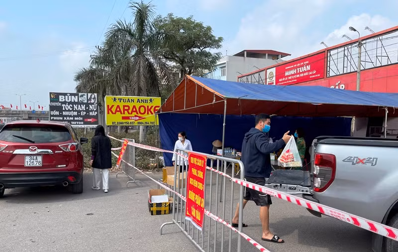  Chi viện nhu yếu phẩm thiết yếu tới bà con trong các khu dân cư bị phong tỏa.