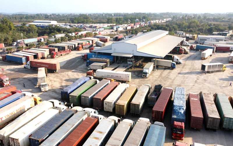 Hàng tập kết tại bãi kiểm tra hàng hóa Bắc Luân II, TP Móng Cái. 