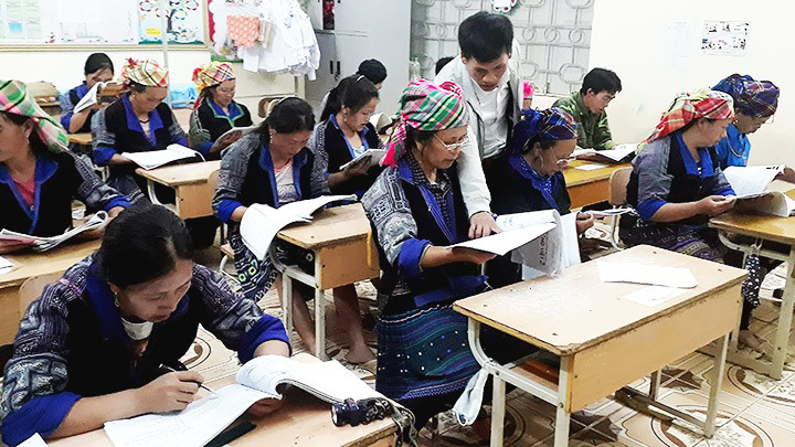 Lớp học xóa mù chữ dành cho bà con xã Tà Mung (huyện Than Uyên).