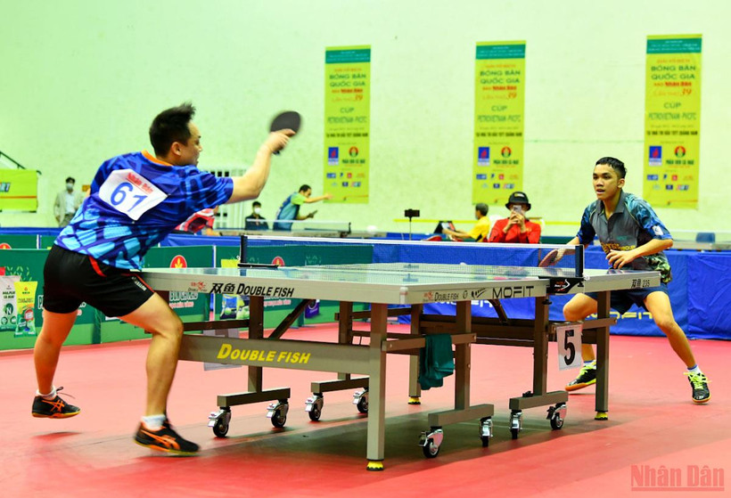 Trận đấu tại vòng 2 nội dung đơn nam giữa Lê Tiến Đạt (trái) và Đinh Anh Hoàng.