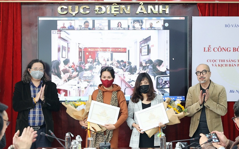Các tác giả đoạt giải nhì kịch bản phim hoạt hình nhận giải thưởng.