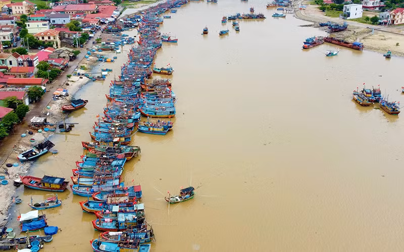 Tàu thuyền vào khu neo đậu sông Roòn, tỉnh Quảng Bình.