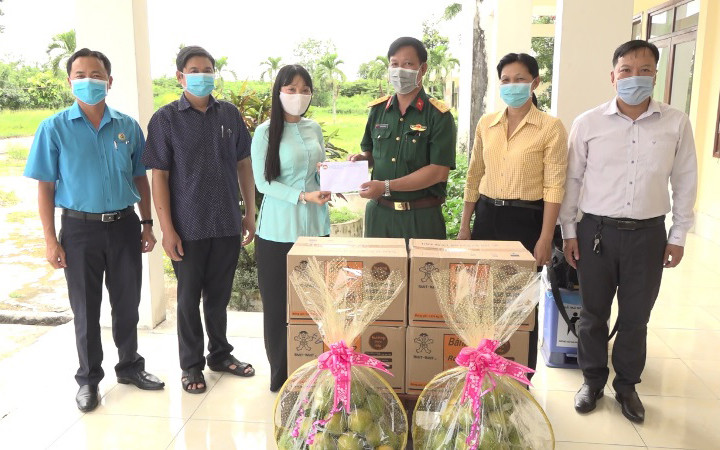 Trao quà cho lực lượng làm nhiệm vụ tại khu cách ly tập trung ở TP Sa Đéc.