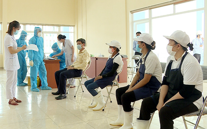 Tiêm vắc-xin phòng Covid-19 cho công nhân tại Nhà máy sản xuất linh kiện hàng không vũ trụ Sunshine (TP Đà Nẵng).