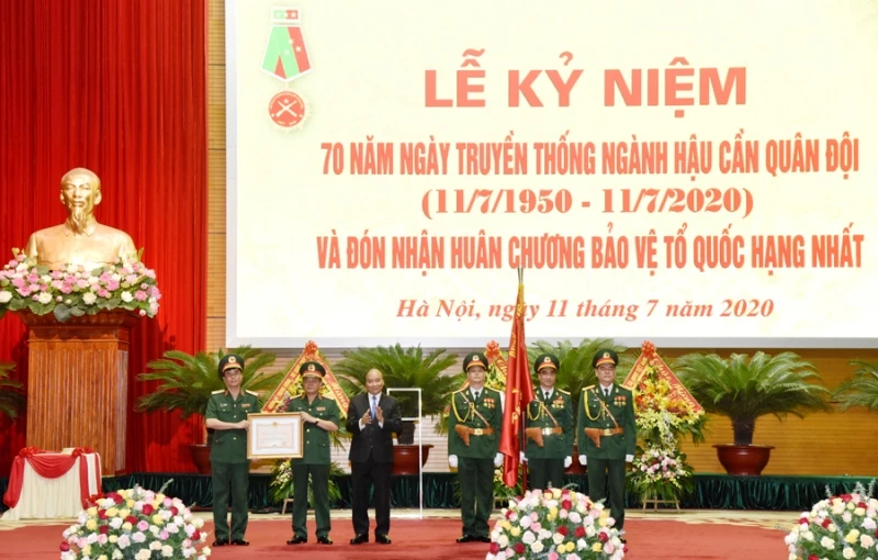 Thủ tướng Nguyễn Xuân Phúc trao tặng Huân chương Bảo vệ Tổ quốc hạng nhất cho ngành Hậu cần quân đội.