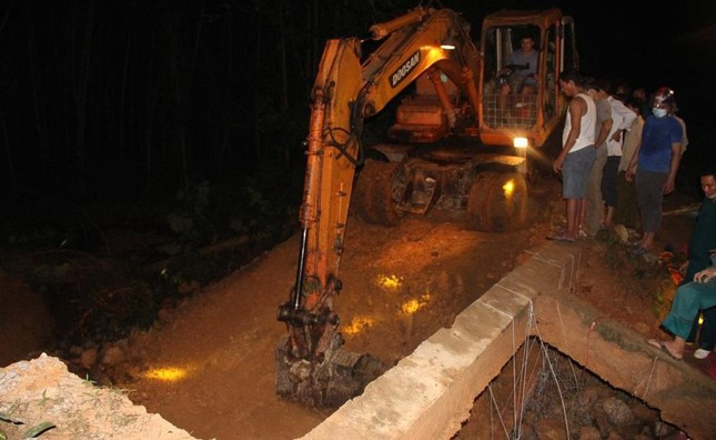 Huyện Yên Thành đã huy động lực lượng và phương tiện khắc phục sự cố vỡ đập Bàn Vàng. Ảnh: Văn Trường