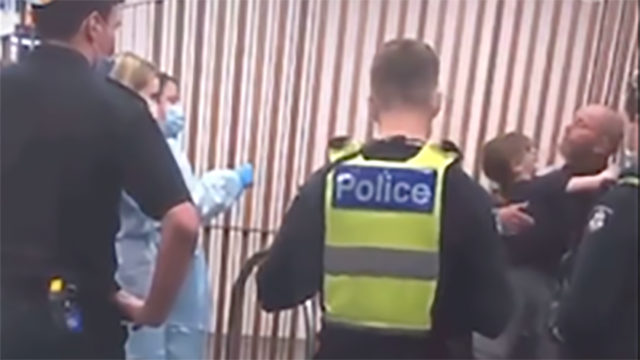 Hình ảnh đoạn video được lan truyền trên mạng xã hội khẳng định em bé trong video mắc Covid-19 bị tách khỏi bố mẹ là không chính xác. (Ảnh: Reuters)