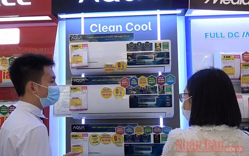 Các siêu thị điện máy tung nhiều ưu đãi.