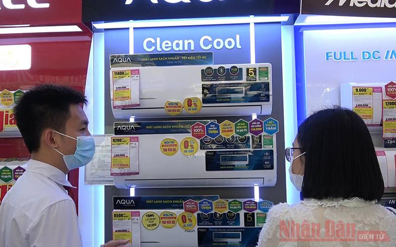 Các siêu thị điện máy tung nhiều ưu đãi.