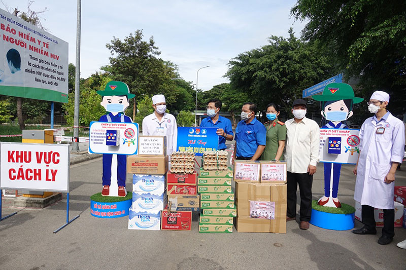 Lãnh đạo Tỉnh Đoàn Quảng Ngãi trao vật tư y tế, nhu yếu phẩm cho lực lượng tuyến đầu chống dịch.