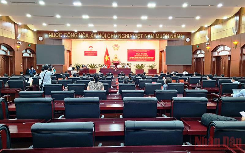 Hội nghị tiếp xúc cử tri chuyên đề “Văn nghệ sĩ góp phần phát triển không gian văn hóa công cộng trên địa bàn thành phố Đà Nẵng”. 