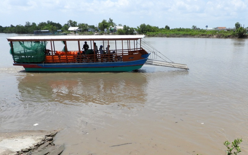 Phà của ông Út đưa sai vị trí, bất chấp quy định của pháp luật nhưng chưa được ngăn chặn. 