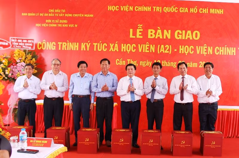 Đồng chí Nguyễn Xuân Thắng dự bàn giao ký túc xá Học viện Chính trị khu vực IV