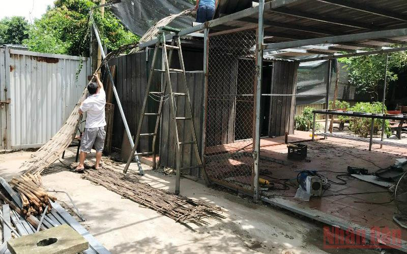 Người dân tự tháo dỡ công trình vi phạm trật tự xây dựng. (Ảnh: Ngọc Anh)