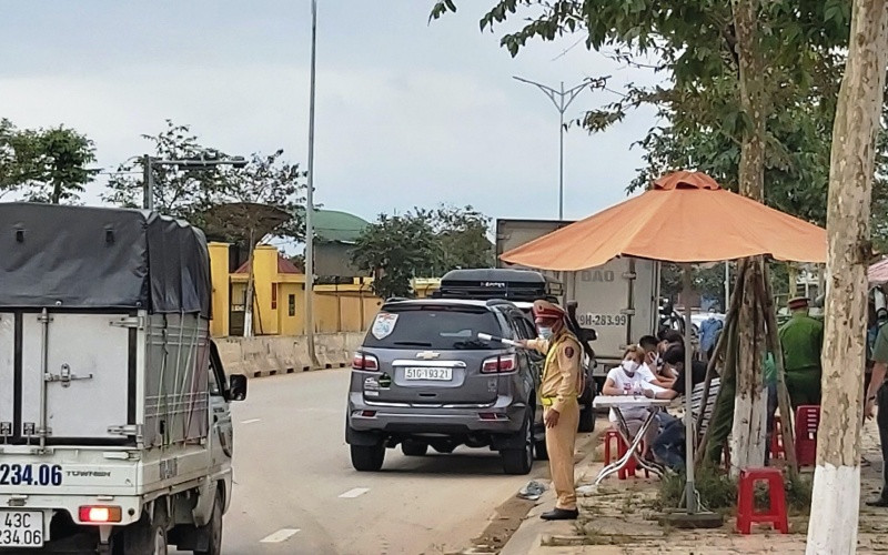 Đà Nẵng kiểm soát người ra vào cửa ngõ thành phố phòng, chống dịch Covid-19.