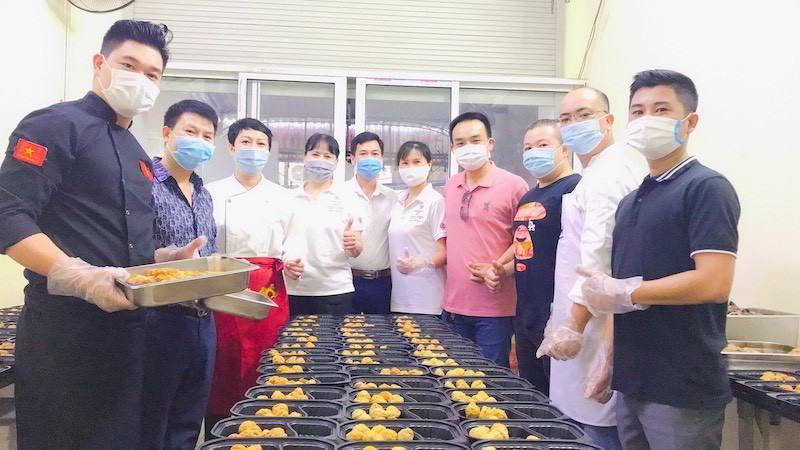 Những suất ăn cuối cùng đã sẵn sàng chuyển đi.