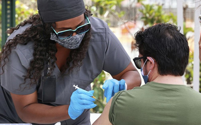 Tiêm vaccine ngừa Covid-19 tại Mỹ. (Ảnh: AP)