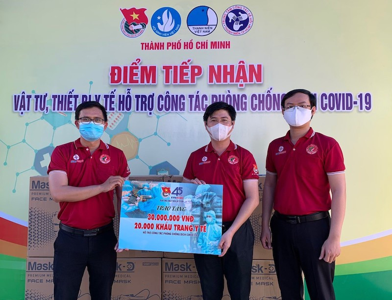 Đoàn thanh niên ngành điện trao tặng kinh phí và khẩu trang ủng hộ cho ngành y tế chống dịch