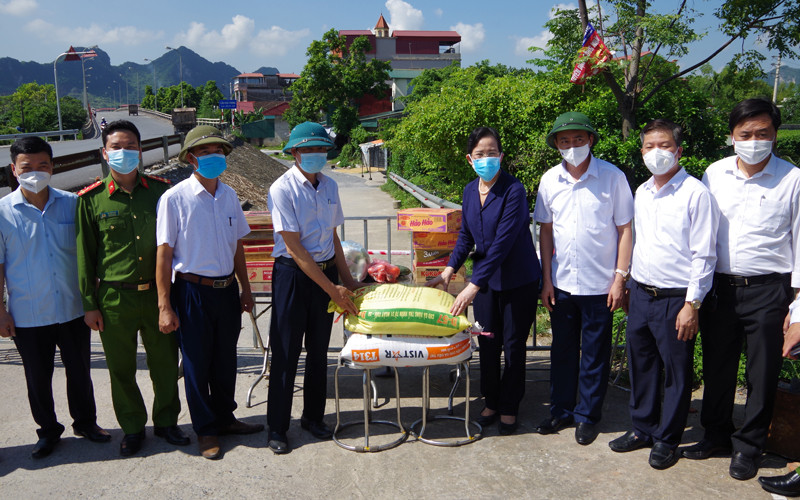Đồng chí Lê Thị Thủy, Bí thư tỉnh ủy Hà Nam kiểm tra công tác phòng, chống dịch và tặng quà khu dân cư bị phong tỏa tại huyện Kim Bảng.
