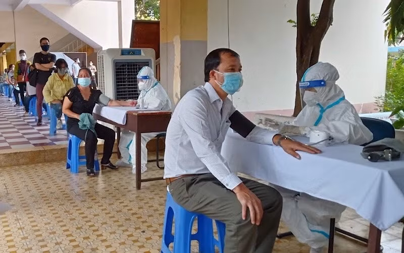 Khám sàng lọc trước khi tiêm vaccine ngừa Covid-19 tại Trường trung học phổ thông Nguyễn Thượng Hiền, quận Tân Bình (TP Hồ Chí Minh).