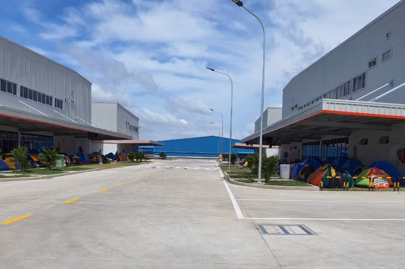 Lều ngủ được dựng ngoài hành lang nhà máy Công ty TNHH công nghệ điện tử nghe nhìn BOE Việt Nam sau khi hàng chục công nhân mắc Covid-19.