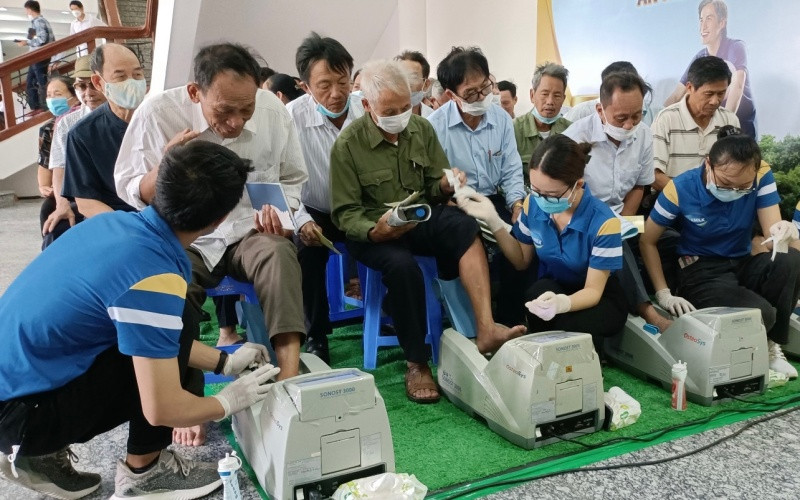 Các bác sĩ của Trung tâm Tư vấn dinh dưỡng Vinamilk tổ chức đo loãng xương, tư vấn sức khỏe cho gần 500 người cao tuổi tỉnh Thái Bình.