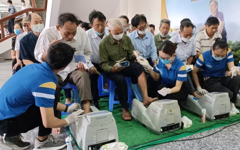 Các bác sĩ của Trung tâm Tư vấn dinh dưỡng Vinamilk tổ chức đo loãng xương, tư vấn sức khỏe cho gần 500 người cao tuổi tỉnh Thái Bình.