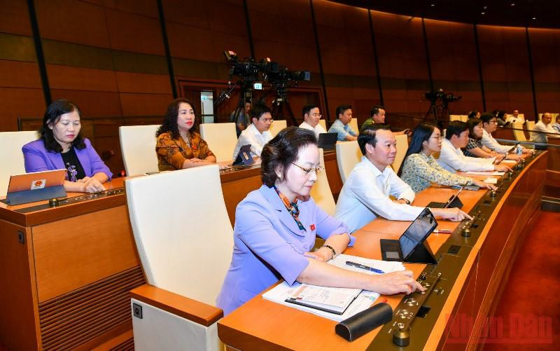 Các đại biểu Quốc hội biểu quyết thông qua Luật Thi đua, khen thưởng (sửa đổi), chiều 15/6. (Ảnh: LINH NGUYÊN)