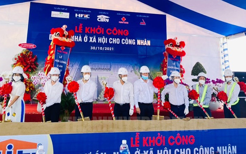Các đại biểu thực hiện nghi thức khởi công nhà ở xã hội dành cho công nhân (Ảnh: Thanh Thùy)