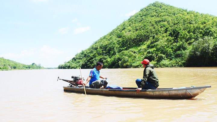 Người dân trên địa bàn xã Ia Rtô (thị xã Ayun Pa) gắn bó với nghề lưới cá chốt ở đoạn sông Ba gần đèo Tô Na. Ảnh: MINH NGUYỄN