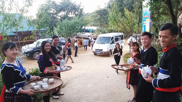 Đón du khách bằng những ly trà lanh thơm mát trước khi vào bản.