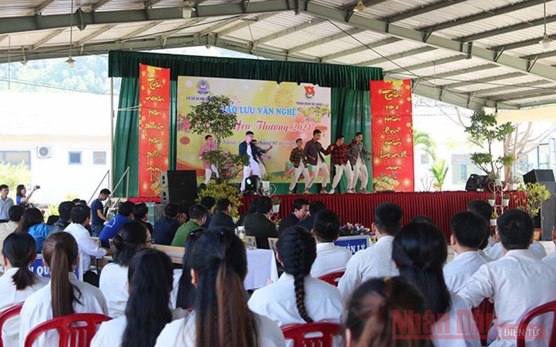 Giao lưu các tiết mục văn nghệ tại Chương trình Xuân Yêu Thương 2021.