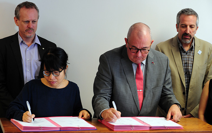 Đại sứ Bỉ tại Việt Nam P.Jansen (thứ hai từ phải sang) cùng các tổ chức tại lễ ký kết.