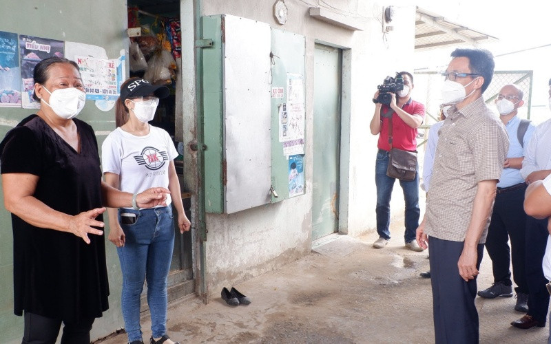 Phó Thủ tướng Vũ Đức Đam thăm hỏi công nhân đang ở trọ trong khu vực phong tỏa tại xã Đức Hòa Hạ, huyện Đức Hòa (Long An).