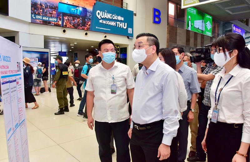 Chủ tịch UBND TP Chu Ngọc Anh kiểm tra công tác phòng, chống dịch Covid-19 tại Cảng Hàng không quốc tế Nội Bài.