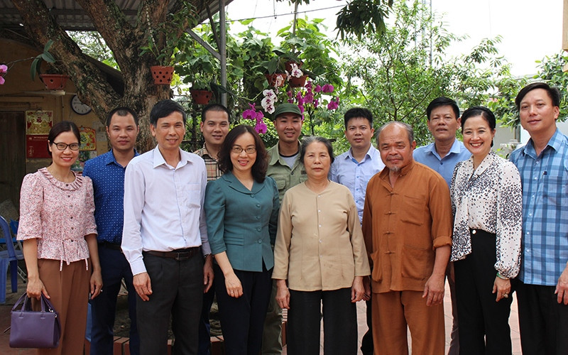 Bà Nguyễn Thị Kim Anh (áo xanh, hàng đầu), Vụ trưởng Pháp chế, Bộ NN-PTNT thăm mô hình sản xuất liên kết chăn nuôi thỏ New Zealand tại thôn Định Cương, xã Xuân Lai, huyện Gia Bình, tỉnh Bắc Ninh.