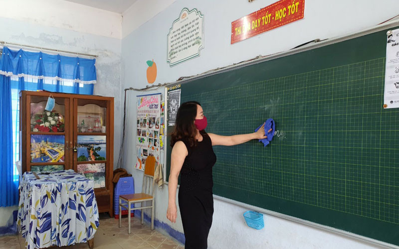 Giáo viên Trường Tiểu học Ngô Quyền, TP Kon Tum dọn vệ sinh trường lớp, sẵn sàng đón học sinh đến trường.