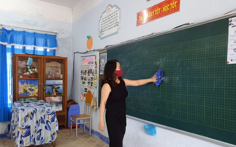 Giáo viên Trường Tiểu học Ngô Quyền, TP Kon Tum dọn vệ sinh trường lớp, sẵn sàng đón học sinh đến trường.