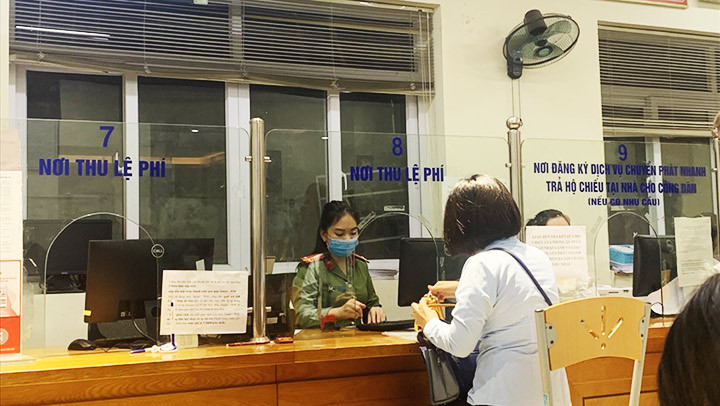 Thay vì phải đi đến tận nơi, giờ đây người dân có thể ngồi nhà điền thông tin để xin cấp hộ chiếu phổ thông.