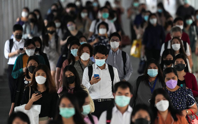 Thái Lan áp dụng quy định bắt buộc đeo khẩu trang nơi công cộng từ năm 2021. (Ảnh: Reuters)