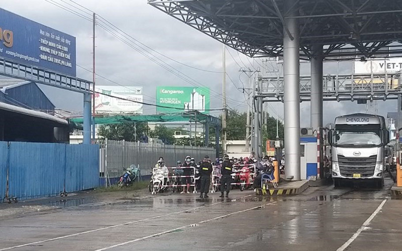 Người dân An Giang tự về tập trung trước trạm T2 để vào An Giang.