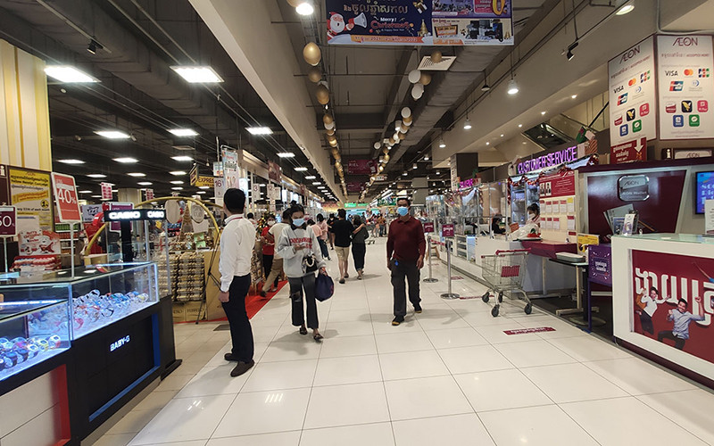 Người ra vào siêu thị tại Phnom Penh được yêu cầu đeo khẩu trang và xuất trình thẻ tiêm vaccine. (Ảnh: NGUYỄN HIỆP)