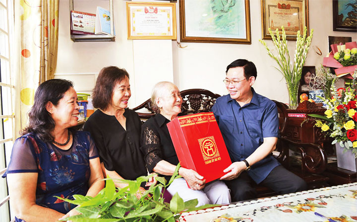 Đồng chí Vương Đình Huệ, Ủy viên Bộ Chính trị, Bí thư Thành ủy Hà Nội thăm hỏi, tặng quà gia đình bà Doãn Thị Ngọc Trâm (mẹ liệt sĩ Đặng Thùy Trâm). Ảnh: DUY LINH