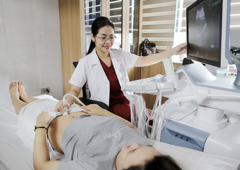 TS, BS Đinh Thúy Linh, Phó giám đốc Trung tâm Sàng lọc, chẩn đoán trước sinh và sơ sinh thăm khám cho thai phụ
