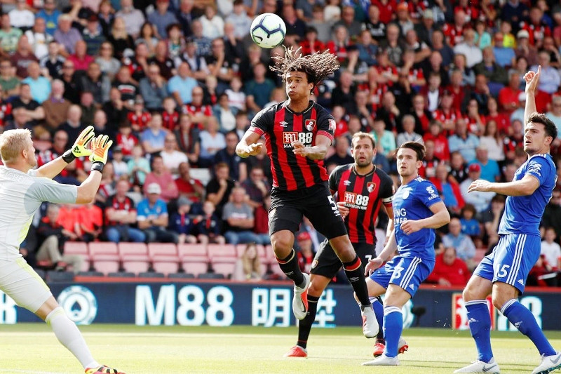 Vardy nỗ lực đi bóng trong một pha tấn công của đội. (Ảnh: premierleague.com)