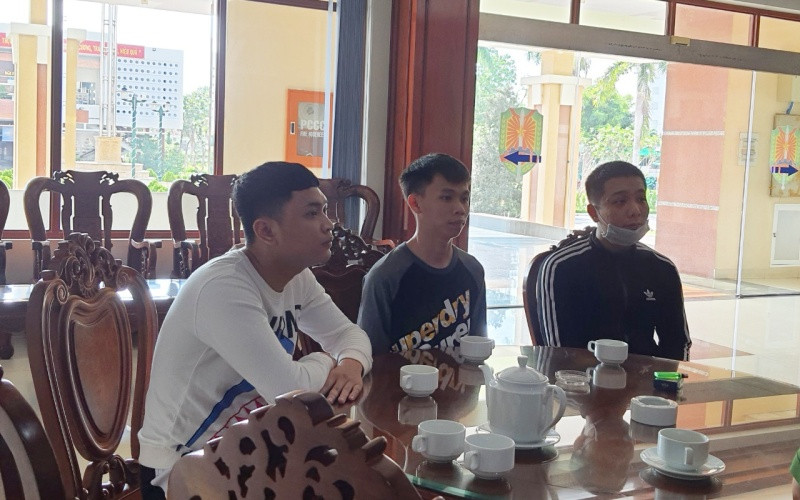 Ba đối tượng đến đầu thú tại cơ quan công an ngày 22-3.