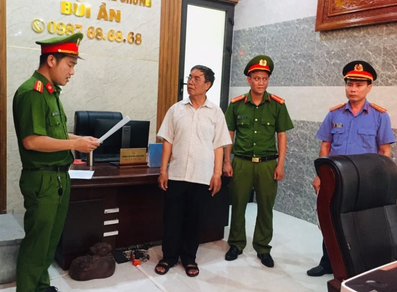 Công an đọc lệnh bắt tạm giam đối với ông Bùi Văn Ần.